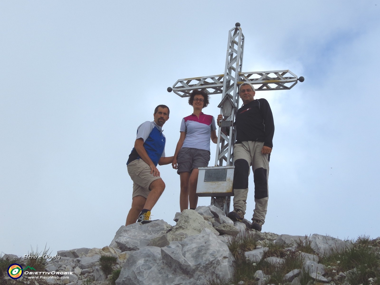 19 Eccoci sulla cima di Valmora mt 2198.JPG